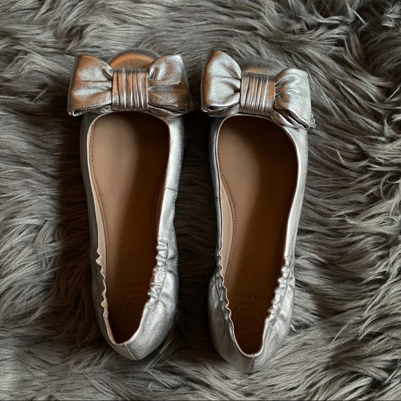 Tory Burch Silver Divine Bow Driver Ballet… - Picture 3 of 6
